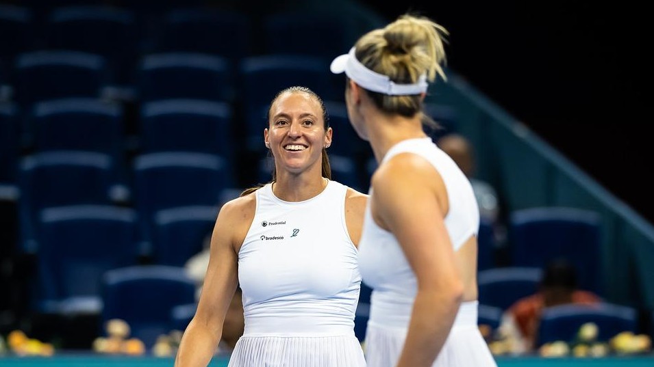 Stefani e Dabrowski vencem a 10ª seguida e estão na semifinal em Wuhan