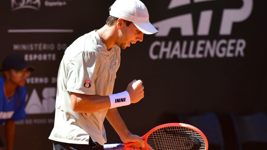 Pedro Boscardin vence argentino em sets diretos e enfrenta Guto nas oitavas em Curitiba