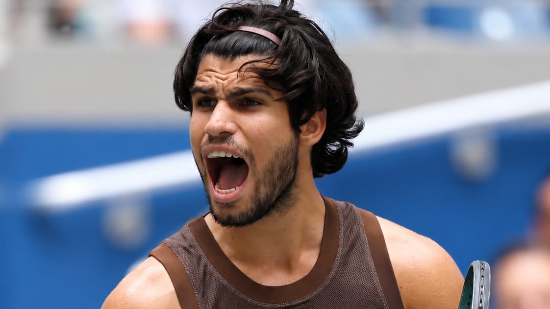 Alcaraz retorna ao circuito após 4 meses com vitória em sets diretos sobre Safiullin no US Open