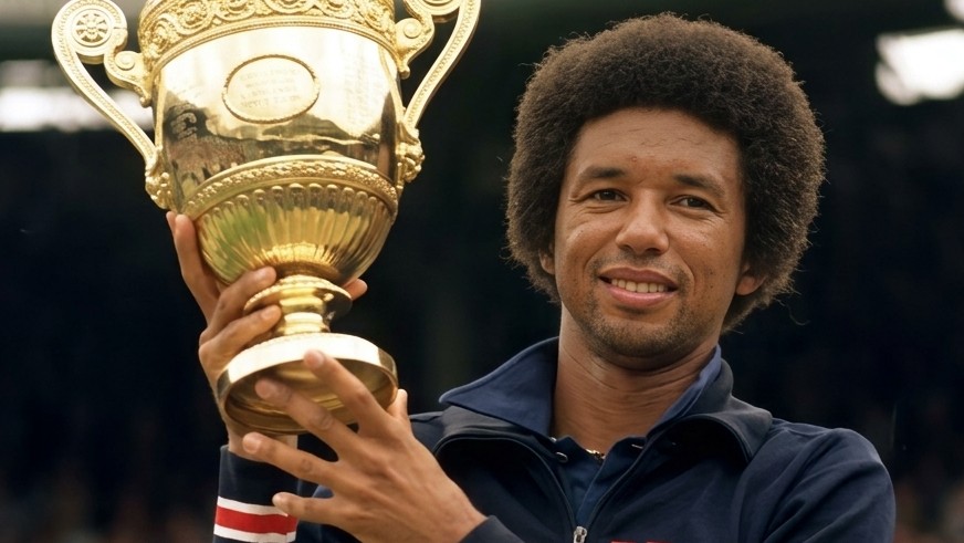 Arthur Ashe, que dá nome ao maior estádio do mundo, ganhou Wimbledon, US Open e AO enquanto lutava contra o apartheid