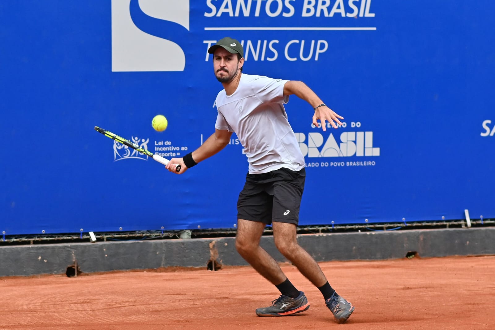 Oito brasileiros avançam no quali de Santos