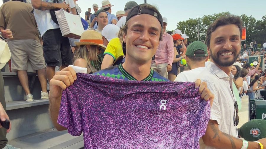 João Fonseca presenteia Bonfá com camiseta após influenciador ter conta derrubada durante Roland Garros