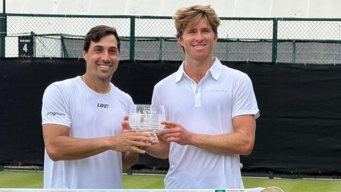 FERNANDO ROMBOLI LEVANTA TROFÉU EM NOTTINGHAM E CELEBRA PRIMEIRO TÍTULO NA GRAMA